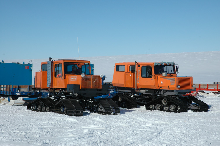 Sno-Cats set off to Halley with bulk fuel tanks