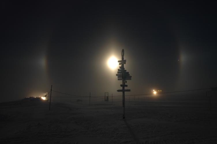 Moon halo and moon dogs with melt tank and Simpson (30 sec)