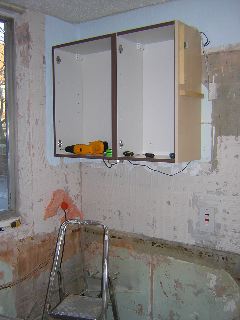 The first cupboards go up in the kitchen!